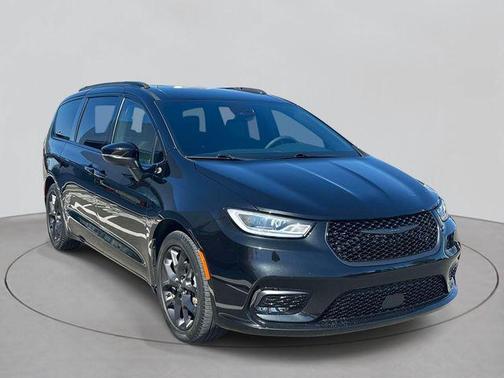 Brilliant Black Crystal Pearlcoat 2023 Chrysler Pacifica Touring L