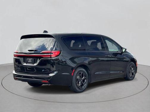 Brilliant Black Crystal Pearlcoat 2022 Chrysler Pacifica Hybrid Touring L