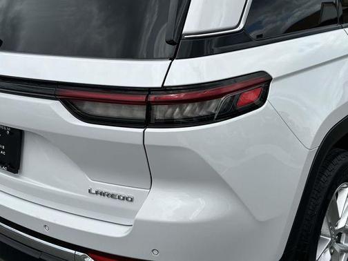 Bright White Clearcoat 2023 Jeep Grand Cherokee Laredo