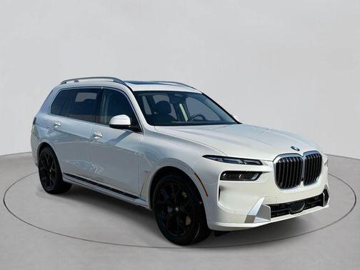 Mineral White Metallic 2024 BMW X7 xDrive40i