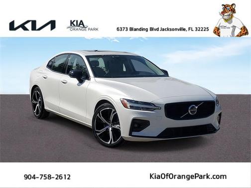 2024 Volvo S60 B5 Core Dark Theme