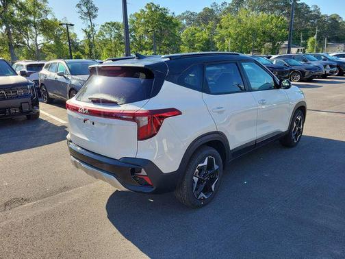 Clear White/Black Roof 2026 Kia Seltos S