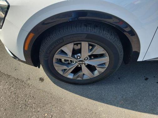 Glacial White Pearl 2023 Kia Sportage SX
