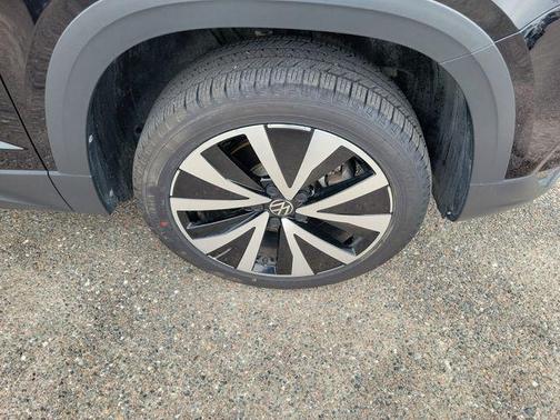 Pyrite Silver Metallic 2024 Volkswagen Taos 1.5T SE
