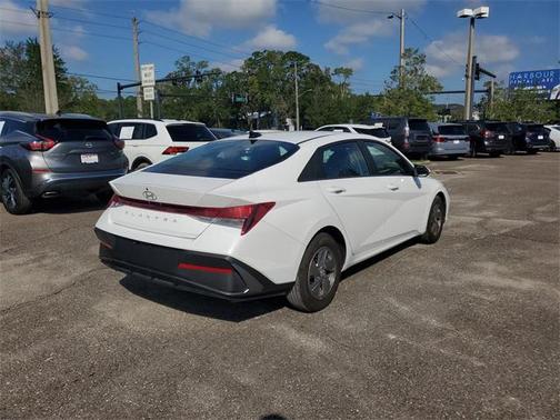 2025 Hyundai ELANTRA SE