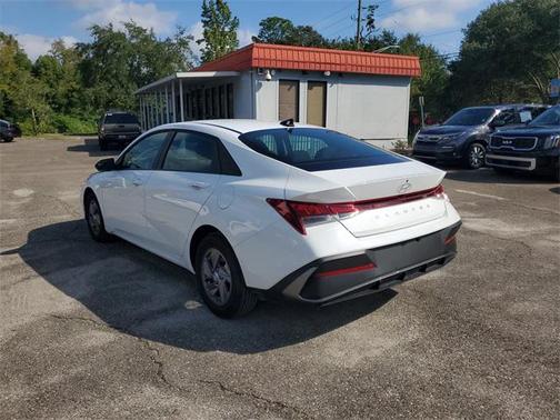 2025 Hyundai ELANTRA SE