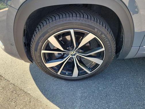 Gray 2024 Volkswagen Atlas Cross Sport 2.0T SEL Premium