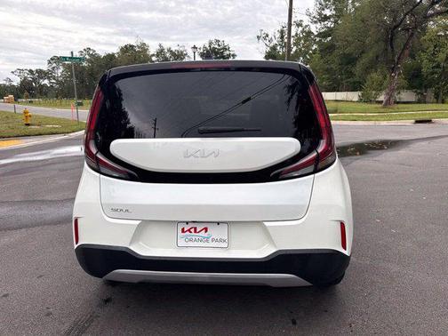Snow White Pearl 2023 Kia Soul LX