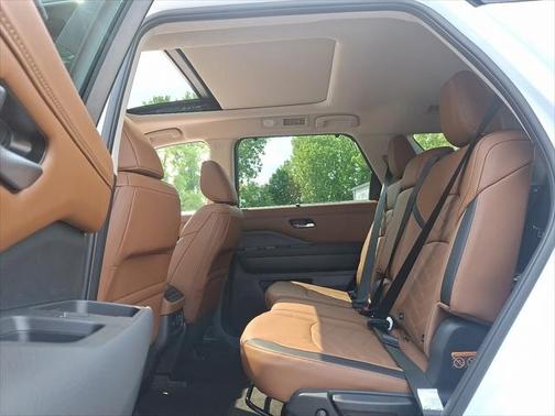 2025 Nissan Pathfinder Platinum 4WD