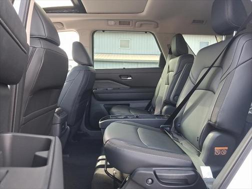 2025 Nissan Pathfinder SL 4WD