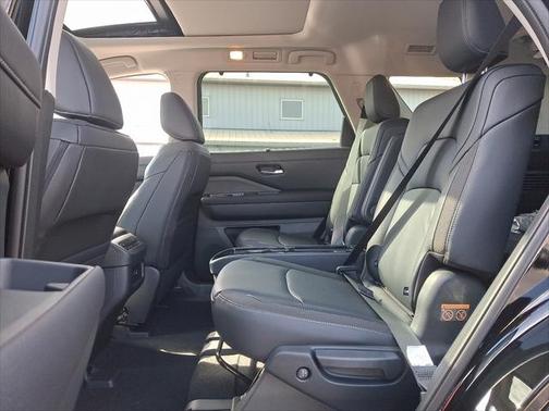 2025 Nissan Pathfinder SL 4WD