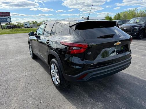 Mosaic Black Metallic 2025 Chevrolet Trax LS