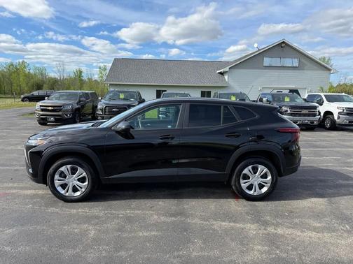Mosaic Black Metallic 2025 Chevrolet Trax LS