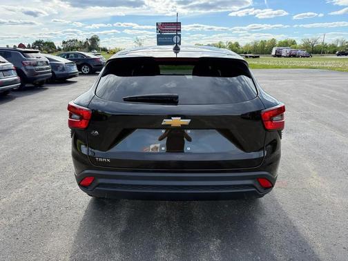 Mosaic Black Metallic 2025 Chevrolet Trax LS