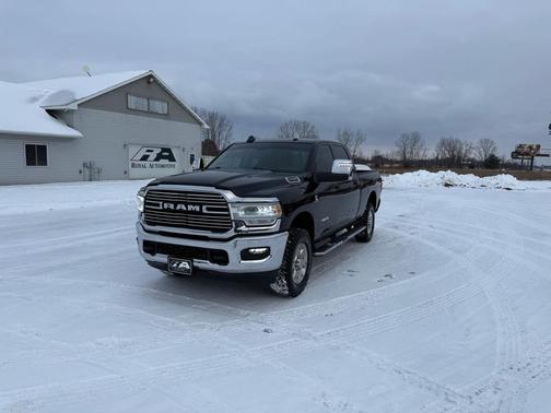2023 RAM 3500 Laramie Crew Cab 4x4 6'4' Box