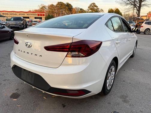 2019 Hyundai ELANTRA SE