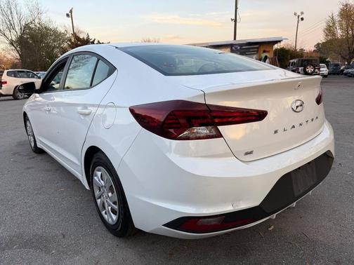 2019 Hyundai ELANTRA SE