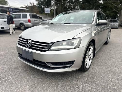 2014 Volkswagen Passat 1.8T Auto SE w/Sunroof & Nav