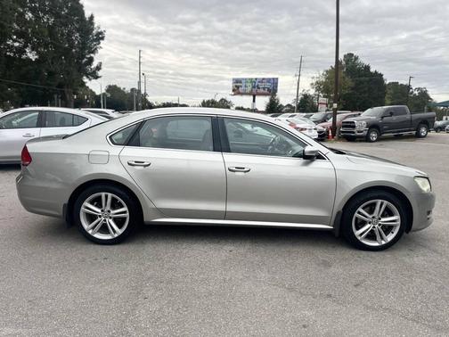 2014 Volkswagen Passat 1.8T Auto SE w/Sunroof & Nav