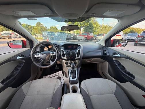 Red 2013 Ford Focus SE