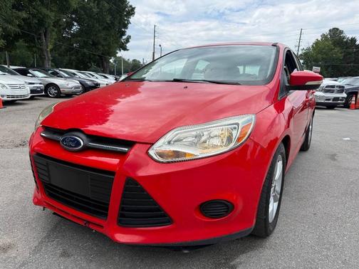 Red 2013 Ford Focus SE
