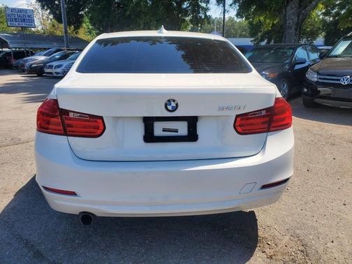 White 2015 BMW 320 i