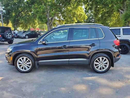 Deep Black Pearl 2016 Volkswagen Tiguan 2.0T SE 4MOTION
