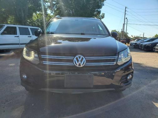 Deep Black Pearl 2016 Volkswagen Tiguan 2.0T SE 4MOTION