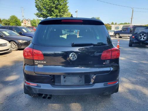 Deep Black Pearl 2016 Volkswagen Tiguan 2.0T SE 4MOTION