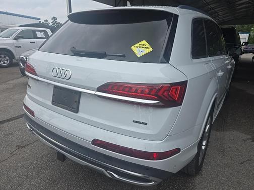 2023 Audi Q7 55 Premium Plus