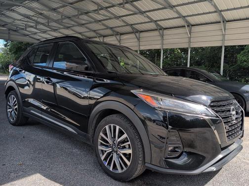 Super Black 2024 Nissan Kicks SR