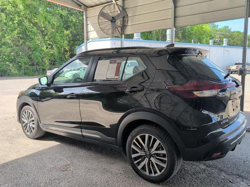 Super Black 2024 Nissan Kicks SR