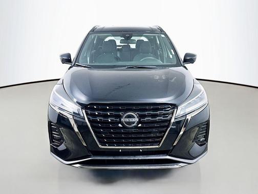 Super Black 2024 Nissan Kicks SR