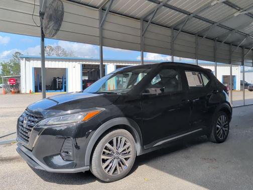 Super Black 2024 Nissan Kicks SR