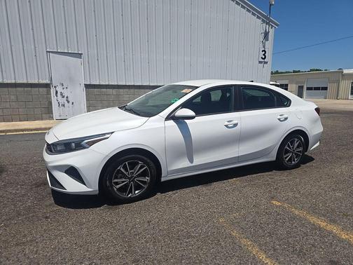 Snow White Pearl 2022 Kia Forte LXS