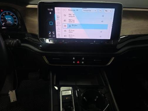 Platinum Gray Metallic 2024 Volkswagen Atlas 2.0T SE w/Technology