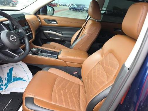 Deep Ocean Blue Pearl 2024 Nissan Pathfinder Platinum FWD