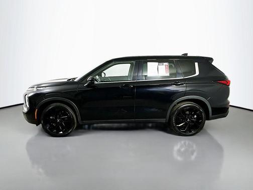 Labrador Black Pearl 2023 Mitsubishi Outlander SE Black Edition 2WD