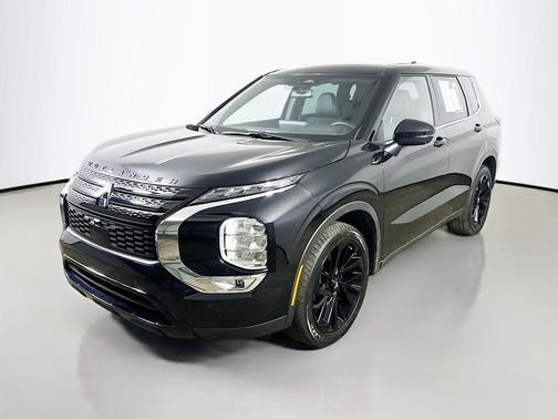 Labrador Black Pearl 2023 Mitsubishi Outlander SE Black Edition 2WD