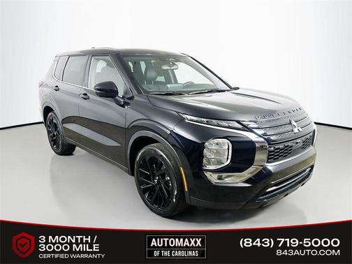 Labrador Black Pearl 2023 Mitsubishi Outlander SE Black Edition 2WD