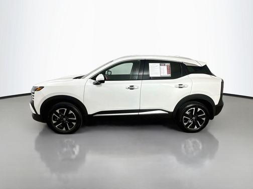 Aspen White Tricoat 2025 Nissan Kicks SR