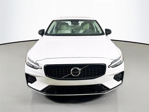 2024 Volvo S60 B5 Plus Dark Theme