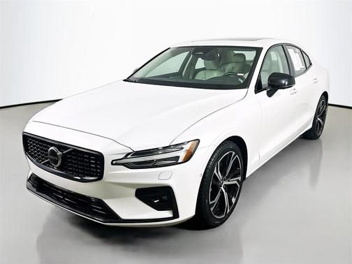 2024 Volvo S60 B5 Plus Dark Theme