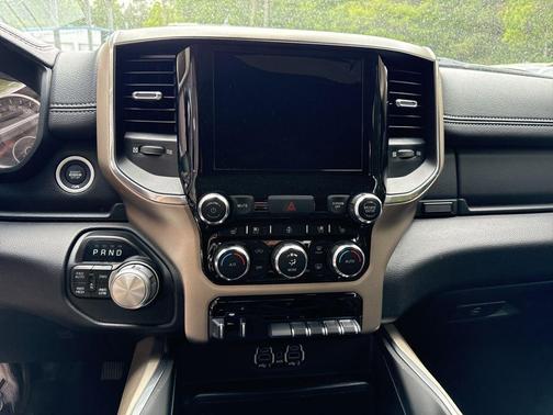 Diamond Black Crystal Pearlcoat 2021 RAM 1500 Laramie