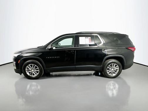 Mosaic Black Metallic 2022 Chevrolet Traverse LT Cloth