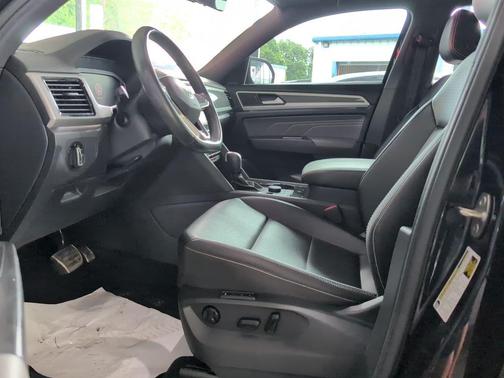 Deep Black Pearl 2022 Volkswagen Atlas Cross Sport 3.6L V6 SEL R-Line