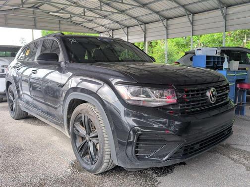 Deep Black Pearl 2022 Volkswagen Atlas Cross Sport 3.6L V6 SEL R-Line