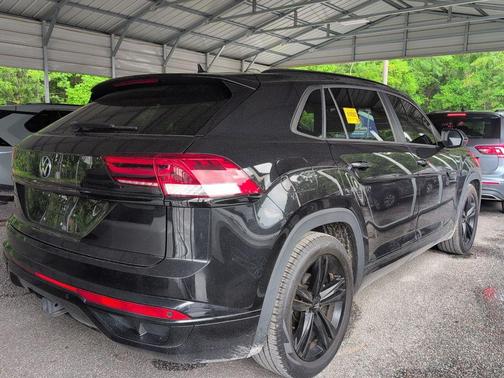 Deep Black Pearl 2022 Volkswagen Atlas Cross Sport 3.6L V6 SEL R-Line