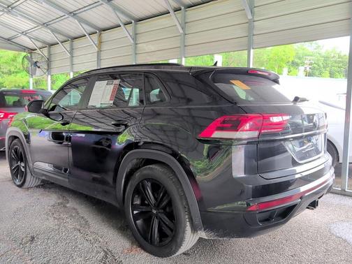 Deep Black Pearl 2022 Volkswagen Atlas Cross Sport 3.6L V6 SEL R-Line
