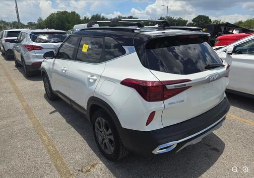 Clear White 2022 Kia Seltos S